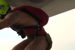 Rian Kanouff thực hiện nhảy dù khỏa thân. (Nguồn: twitter.com)