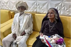 Bà Jivuben Valabhai Rabari và con đầu lòng. (Nguồn: odditycentral.com) 