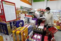 Người dân mua sắm tại siêu thị Hapro Khâm Thiên. (Ảnh: Trần Việt/TTXVN)