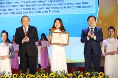 Phó Thủ tướng Thường trực Trương Hòa Bình và ông Nguyễn Anh Tuấn ( bên phải), Bí thư thứ nhất Trung ương Đoàn, Chủ tịch Hội LHTN Việt Nam tuyên dương Sinh viên 5 tốt cấp Trung ương. (Ảnh: Văn Điệp/TTXVN)