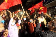 Người dân Lô 112 khu tập thể Công nhân Dư Hàng vui mừng khi được thực hiện gỡ bỏ lệnh phong tỏa. (Ảnh: An Đăng/TTXVN)