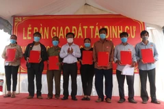 Trao quyết định bàn giao đất tái định cư sân bay Long Thành cho các hộ dân. (Ảnh: Công Phong/TTXVN)