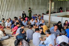 Các con bạc trong một vụ án đánh bạc bị lực lượng công an bắt giữ. Ảnh minh họa. (Nguồn: TTXVN phát)