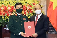 Chủ tịch nước Nguyễn Xuân Phúc, Chủ tịch Hội đồng Quốc phòng và An ninh, Thống lĩnh lực lượng vũ trang nhân dân trao Quyết định thăng quân hàm từ Thượng tướng lên Đại tướng đối với ông Phan Văn Giang, Ủy viên Bộ Chính trị, Phó Bí thư Quân ủy Trung ương, B
