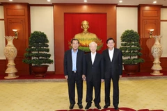 Tổng Bí thư Nguyễn Phú Trọng, Tổng Bí thư Đảng Nhân dân Cách mạng Lào Thongloun Sisoulith và Chủ tịch Đảng Nhân dân Campuchia Hun Sen chụp ảnh chung. (Ảnh: Trí Dũng/TTXVN) 