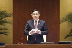 Chủ tịch Quốc hội Vương Đình Huệ tổng kết việc chất vấn và trả lời chất vấn lĩnh vực lao đông, thương binh và xã hội. (Ảnh: Doãn Tấn/TTXVN)