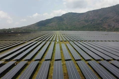 Cánh đồng pin năng lượng Mặt Trời dưới chân Núi Cấm của Nhà máy điện Mặt Trời Sao Mai-An Giang. (Ảnh: Vũ Sinh/TTXVN)