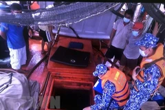 Các chiến sỹ Vùng Cảnh sát biển 4 kiểm tra số dầu DO trên một tàu vi phạm. (Ảnh: TTXVN phát)