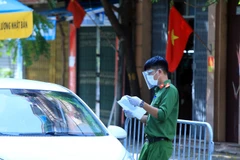 Lực lượng Công an thị trấn Phùng, huyện Đan Phượng, Hà Nội kiểm tra giấy tờ đi đường của người dân tại chốt kiểm soát dịch thị trấn trong ngày nghỉ lễ 2/9. (Ảnh: Tuấn Anh/TTXVN) 