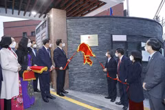 Chủ tịch Quốc hội Vương Đình Huệ kéo băng khánh thành và đặt biển tên trụ sở mới Đại sứ quán Việt Nam tại Hàn Quốc. (Ảnh: Doãn Tấn/TTXVN)