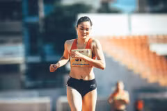 Quách Thị Lan thi đấu bán kết nội dung 400m chạy rào ở Olympic Tokyo 2020 ngày 2/8. (Ảnh: FBNV)