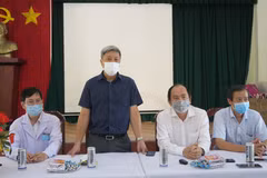 Thứ trưởng Bộ Y tế Nguyễn Trường Sơn động viện cán bộ, nhân viên y tế Bệnh viện Bệnh lý hô hấp cấp tính Củ Chi. Ảnh: Đinh Hằng - TTXVN