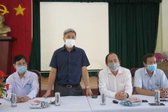 Thứ trưởng Bộ Y tế Nguyễn Trường Sơn động viện cán bộ, nhân viên y tế Bệnh viện Bệnh lý hô hấp cấp tính Củ Chi. Ảnh: Đinh Hằng - TTXVN