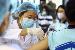 Trên 1.720 học sinh trường Trung học phổ thông Ngô Quyền thành phố Hải Phòng được tiêm vaccine phòng, chống COVID-19. (Ảnh: An Đăng/ TTXVN) 