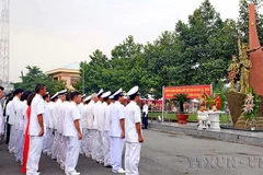 Cán bộ, chiến sỹ Lữ đoàn 125 Hải quân (tiền thân là Đoàn 759) qua các thời kỳ dâng hương tưởng niệm các Anh hùng liệt sỹ trước Tượng đài Chiến sỹ Đoàn tàu không số. (Ảnh: Thế Anh/TTXVN) 