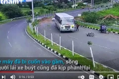 [Video] Người lái xe máy thoát chết hy hữu dù bị xe buýt cuốn vào gầm