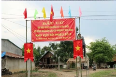 Người dân xã Đắk Nuê, huyện Lắk trang trí khu vực bỏ phiếu chào mừng Ngày hội non sông. (Ảnh: Anh Dũng/TTXVN)