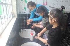 Hướng dẫn trẻ rửa tay bằng xà phòng để phòng chống COVID-19. Ảnh minh họa. (Ảnh: Hoa Mai/TTXVN) 