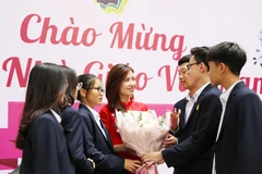 Học sinh trường THPT Việt Đức tặng hoa chúc mừng cô giáo Lưu Thị Thu Hà, được Sở Giáo dục và Đào tạo Hà Nội vinh danh Nhà giáo Hà Nội tâm huyết sáng tạo lần thứ 3, trong dịp kỷ niệm Ngày Nhà giáo Việt Nam. (Ảnh: Thanh Tùng/TTXVN)