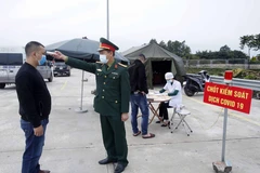 Lưc lượng liên ngành kiểm tra thân nhiệt với các hành khách muốn vào địa bàn tỉnh Hưng Yên. (Ảnh: Phạm Kiên/TTXVN)