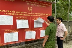 Bảng niêm yết danh sách cử tri. (Ảnh: Đỗ Trưởng/TTXVN)