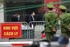 Phong tỏa tòa nhà Garden Hill ở 99 Trần Bình, Mỹ Đình 2, Nam Từ Liêm - nơi có 3 bệnh nhân dương tính với SARS-CoV-2. (Ảnh: Thành Đạt/TTXVN)