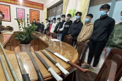 Các hung khí trong vụ nhóm thanh niên rượt đuổi chém nhau đã được thu giữ. (Ảnh: TTXVN phát)