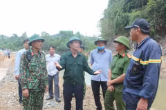 Chủ tịch UBND tỉnh Thừa Thiên-Huế Nguyễn Văn Phương kiểm tra, chỉ đạo công tác tìm kiếm. (Ảnh: TTXVN phát)