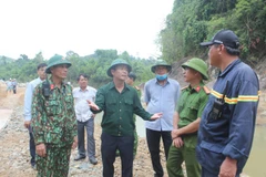 Chủ tịch UBND tỉnh Thừa Thiên-Huế Nguyễn Văn Phương kiểm tra, chỉ đạo công tác tìm kiếm. (Ảnh: TTXVN phát)