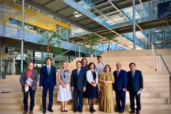 Đại sứ Lê Linh Lan và Đại sứ các nước ASEAN thăm và làm việc tại GESDA, Thụy Sĩ. (Ảnh: Tố Uyên/TTXVN)