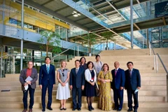Đại sứ Lê Linh Lan và Đại sứ các nước ASEAN thăm và làm việc tại GESDA, Thụy Sĩ. (Ảnh: Tố Uyên/TTXVN)