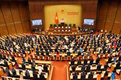 Các đại biểu thực hiện nghi thức chào cờ tại phiên bế mạc Kỳ họp thứ nhất, Quốc hội khóa XV. (Ảnh: Phạm Kiên/TTXVN) 