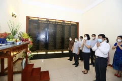Đoàn lãnh đạo Thông tấn xã Việt Nam thắp hương tưởng nhớ các các anh hùng, liệt sỹ của TTXVN qua các thời kỳ. (Ảnh: Hoàng Hiếu/TTXVN) 