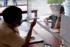 Nữ tài xế lái ôtô đi ngược chiều trên cao tốc Nội Bài-Lào Cai tới trụ sở Đội Tuần tra kiểm soát cao tốc số 1 để chấp hành việc lập biên bản. (Nguồn: atgt.vn)