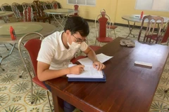 Đối tượng Trịnh Quang Tùng ghi lời khai tại cơ quan công an. (Ảnh: TTXVN phát)