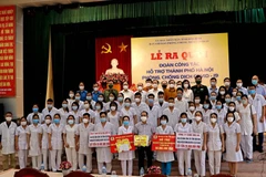 Đoàn cán bộ, y, bác sỹ tỉnh Hòa Bình lên đường giúp thành phố Hà Nội chống dịch. (Ảnh: Thanh Hải/TTXVN)