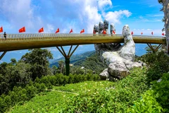 Thiết kế độc đáo là hình tượng bàn tay nâng niu cây cầu giữa không trung. (Ảnh: Trần Lê Lâm/TTXVN)