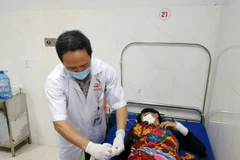 Bác sỹ kiểm tra vết thương cho bệnh nhân bị tai nạn pháo nổ. (Ảnh: Tuấn Anh/TTXVN)