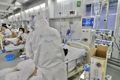 Các bác sỹ chăm sóc bệnh nhân COVID-19 nặng tại Trung tâm hồi sức tích cực COVID-19 bệnh viện Việt Đức ở Bệnh viện Dã chiến 13 (huyện Bình Chánh, TP.HCM). (Ảnh: TTXVN phát) 