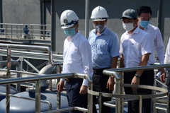 Bí thư Thành ủy Đà Nẵng Nguyễn Văn Quảng (trái) kiểm tra công trình nhà máy xử lý nước rỉ rác giai đoạn 2 - Bãi rác Khánh Sơn. (Ảnh: Quốc Dũng/TTXVN)