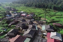 Đặc biệt, ở xã Ngọc Chiến từ rất lâu đời với những ngôi nhà sàn mái lợp gỗ pơ mu đã tạo nên một miền cổ tích riêng. (Ảnh: Quang Quyết/TTXVN) 