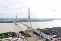 Cầu Cần Thơ bắc qua Sông Hậu, nối với tỉnh Vĩnh Long và Cần Thơ, là cây cầu dây văng có nhịp dẫn chính dài nhất Đông Nam Á. (Ảnh: Mạnh Linh/TTXVN)