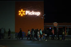 Người dân dậy sớm xếp hàng chờ mua sắm tại một cửa hàng nhân ngày Black Friday tại El Paso, bang Texas, Mỹ ngày 26/11/2021. (Ảnh: AFP/TTXVN)