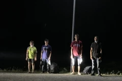 Bốn đối tượng nhập cảnh trái phép bị bắt giữ. (Ảnh: TTXVN phát)