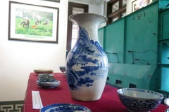 Một số cổ vật được hiến tặng cho Bảo tàng tỉnh Thái Nguyên tại buổi lễ. (Ảnh: Trần Trang/TTXVN)