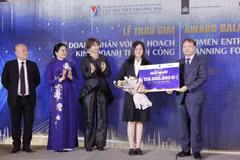 Đại diện các doanh nhân nhận giải Nhất tại điểm cầu Hà Nội. (Ảnh: Trần Việt/TTXVN)