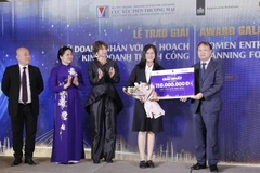 Đại diện các doanh nhân nhận giải Nhất tại điểm cầu Hà Nội. (Ảnh: Trần Việt/TTXVN)