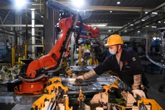 Công nhân làm việc bên trong một nhà máy ở Du Bắc, tỉnh Trùng Khánh, Trung Quốc. (Ảnh: THX/TTXVN) 