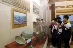 Học sinh tham quan Triển lãm Văn hóa Đông Sơn trên đất Vĩnh Phúc. (Ảnh: Hoàng Hùng/TTXVN)