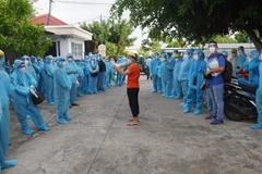 Tại phường 10, 60 đội sẽ tiến hành lấy mẫu xét nghiệm 27.000 nhân khẩu trong ngày, từ 7 giờ sáng đến khi hoàn thành nhiệm vụ. (Ảnh: Ngọc Sơn/TTXVN)